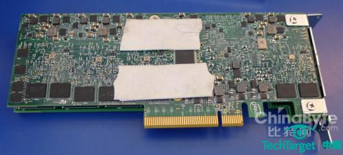 在SSD 910主卡的正反两面各有几颗DRAM内存芯片，据了解它们不是缓存（Cache），而是用于存放闪存卡的PBA-LBA（物理地址-逻辑地址）映射表。