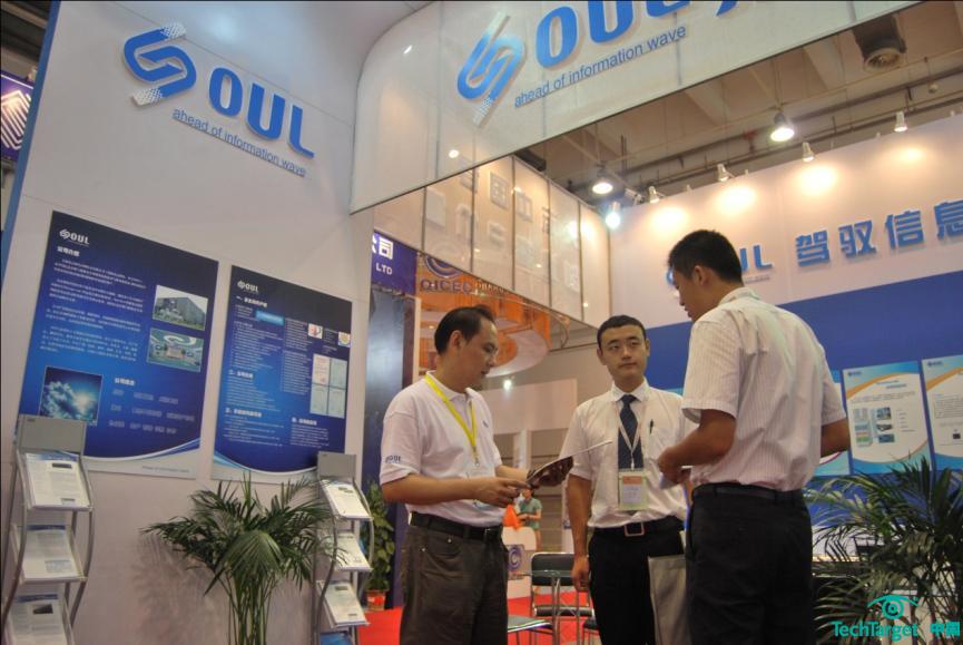 SOUL副总经理兼运营总监马林先生（左一）向客户介绍公司