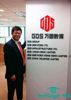 万国数据创始人兼CEO黄伟为中国香港运营中心揭幕